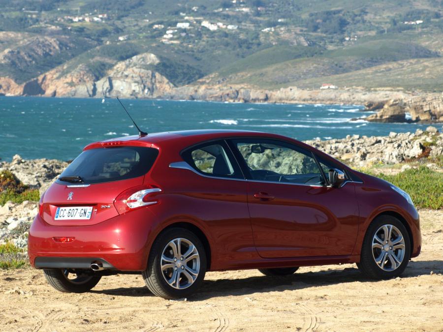  Peugeot 208 3-Door 2012 года  (фото 13 из 31)
